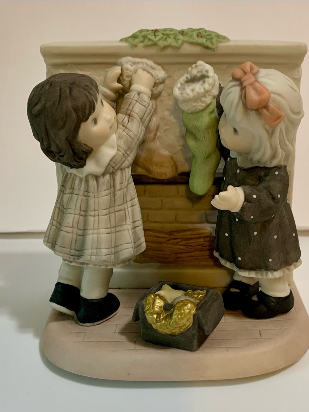 NBM Bahner Studios AG
2001 LOVE DECORATES THE SEASON 864560 Christmas Vintage